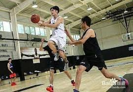 球员倒地救球拼劲十足